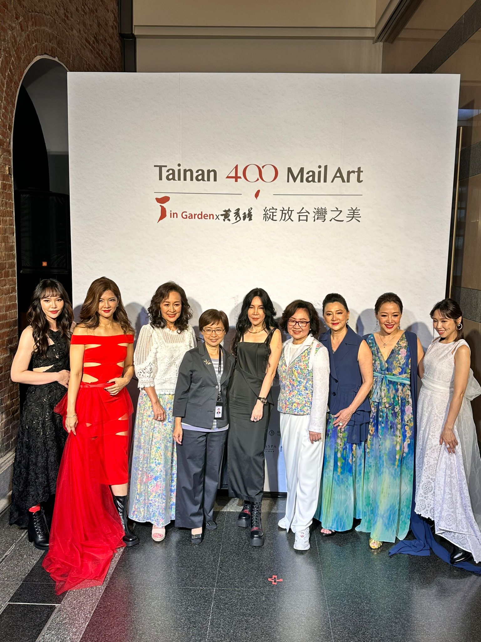 Tainan Cultural Center Director Chen Yingfang (4th from left), Designer Huang Xiujin (5th from left), and Taiwan Art Fashion Association Chairperson Chen Yuxiu (4th from right) with the models (Photo / Taken from the Ministry of Culture website)